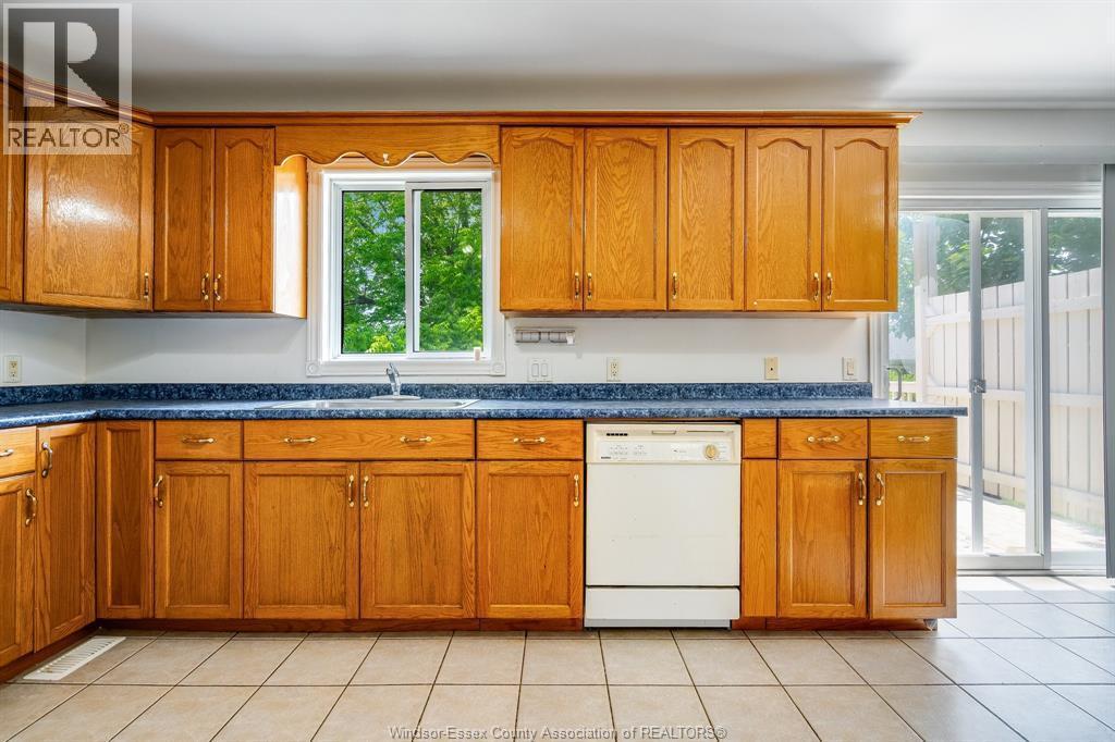 166 Sturgeon Meadows, Leamington, ON - Indoor Photo Showing Kitchen With Double Sink