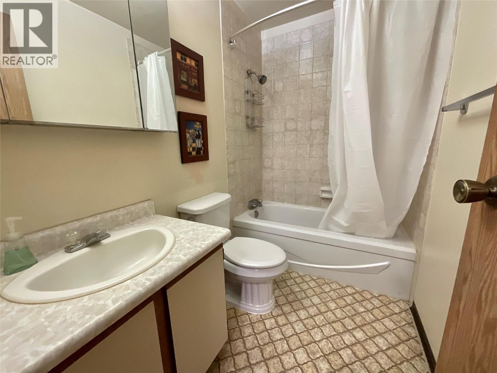 195 Chamberlain Crescent Unit# 113, Tumbler Ridge, BC - Indoor Photo Showing Bathroom