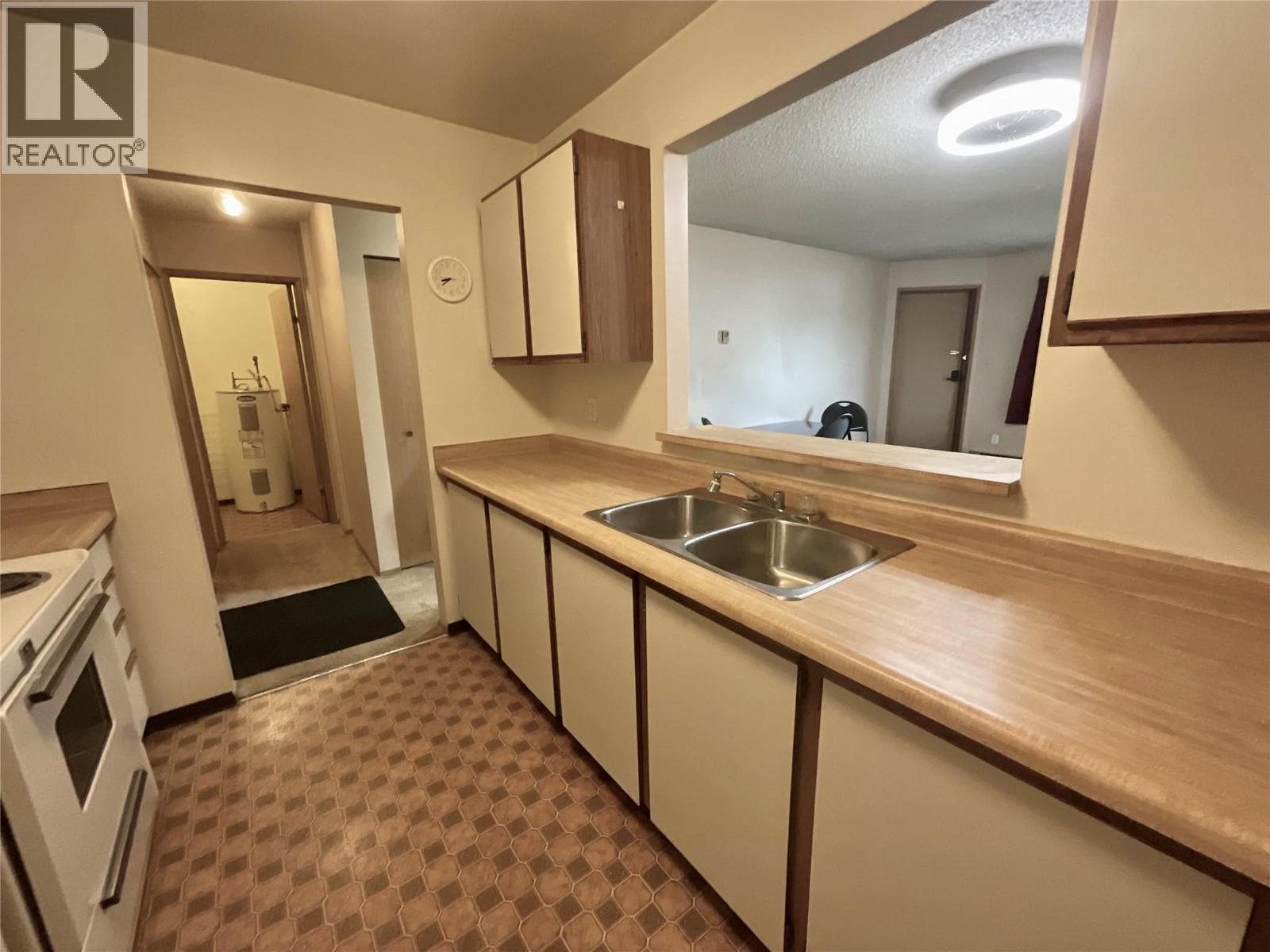 195 Chamberlain Crescent Unit# 113, Tumbler Ridge, BC - Indoor Photo Showing Kitchen With Double Sink