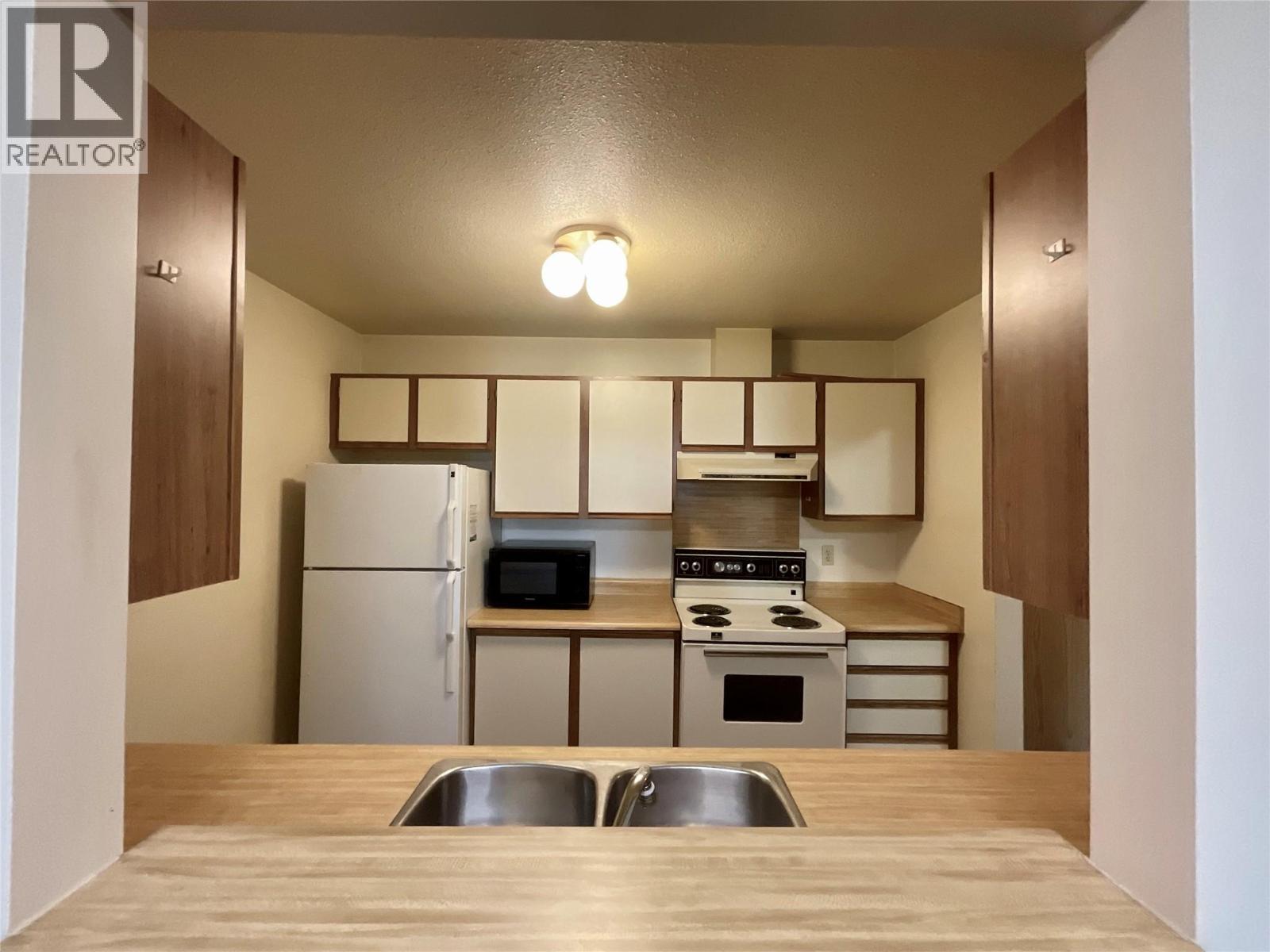 195 Chamberlain Crescent Unit# 113, Tumbler Ridge, BC - Indoor Photo Showing Kitchen With Double Sink