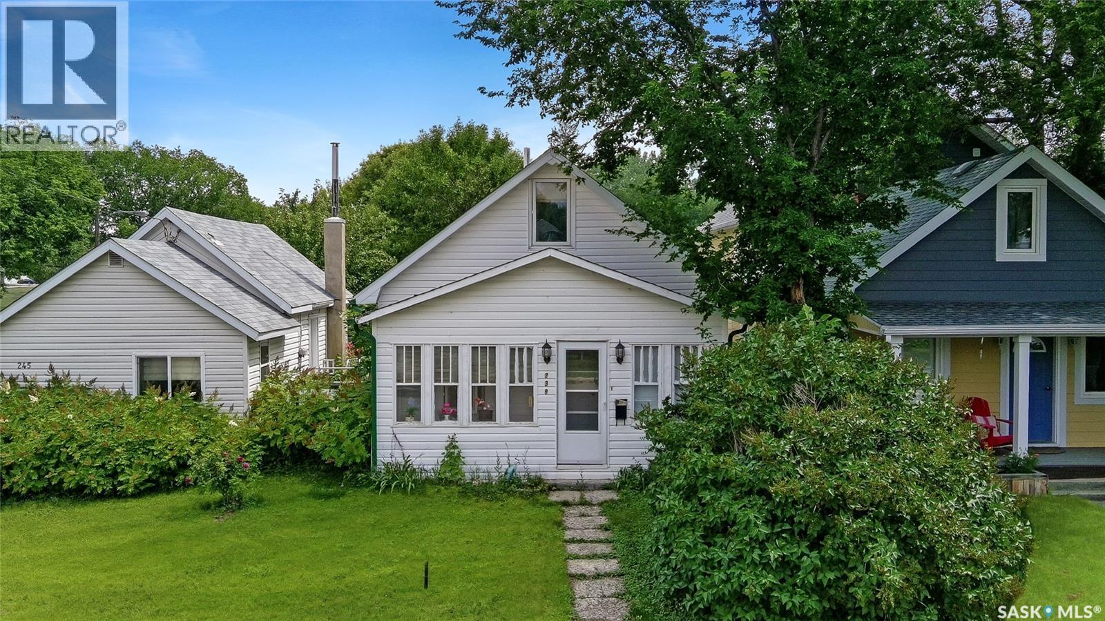 239 8Th Avenue Ne, Swift Current, SK - Outdoor