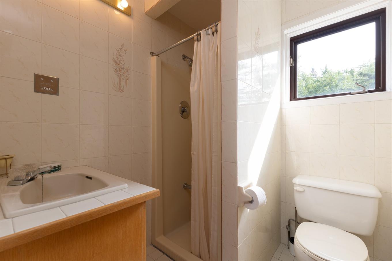 Bathroom - 399 Av. Thorncrest, Dorval, QC - Indoor Photo Showing Bathroom