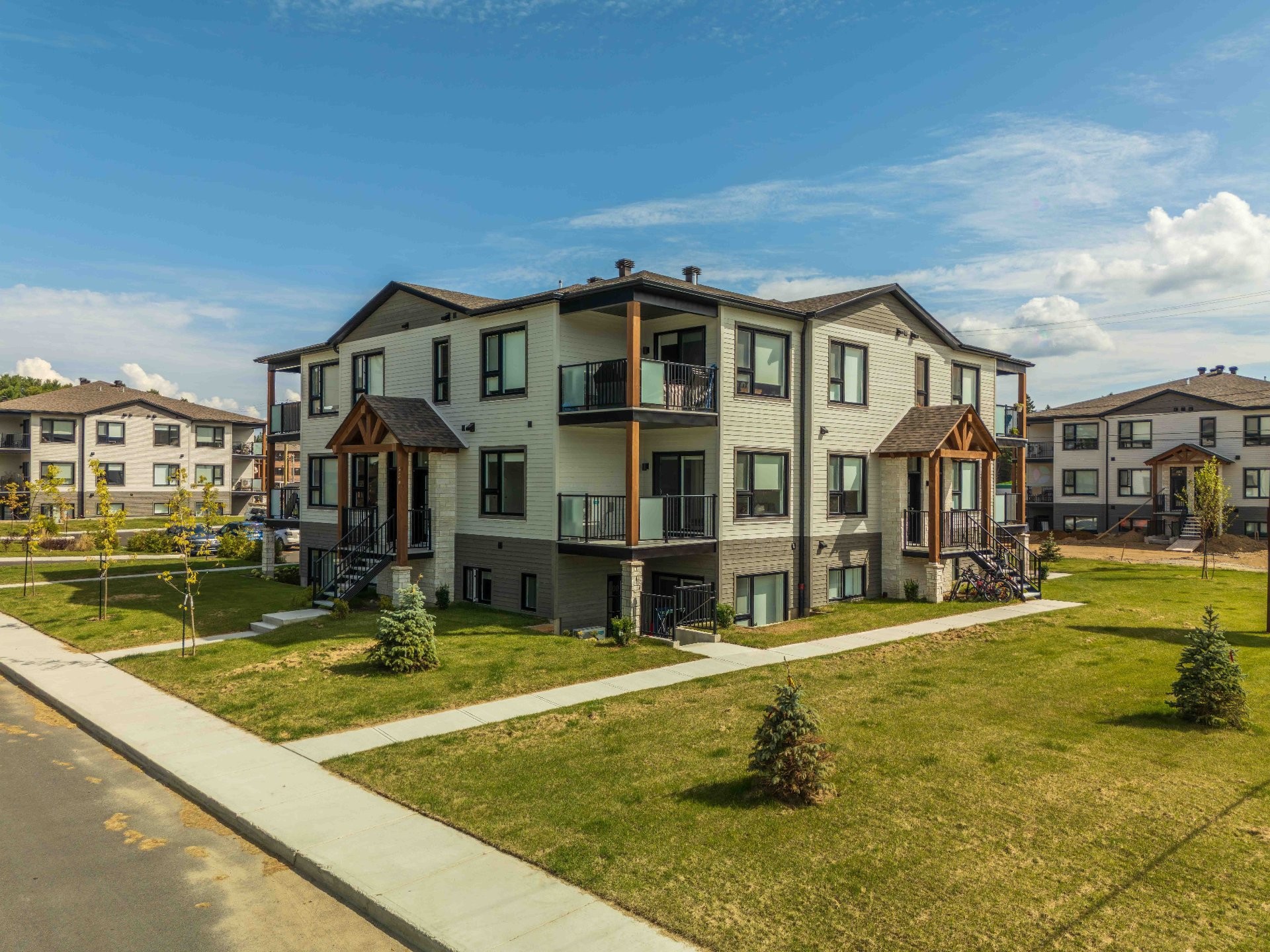 Vue d'ensemble - 300-645 Rue Légaré, Mont-Tremblant, QC - Outdoor With Facade