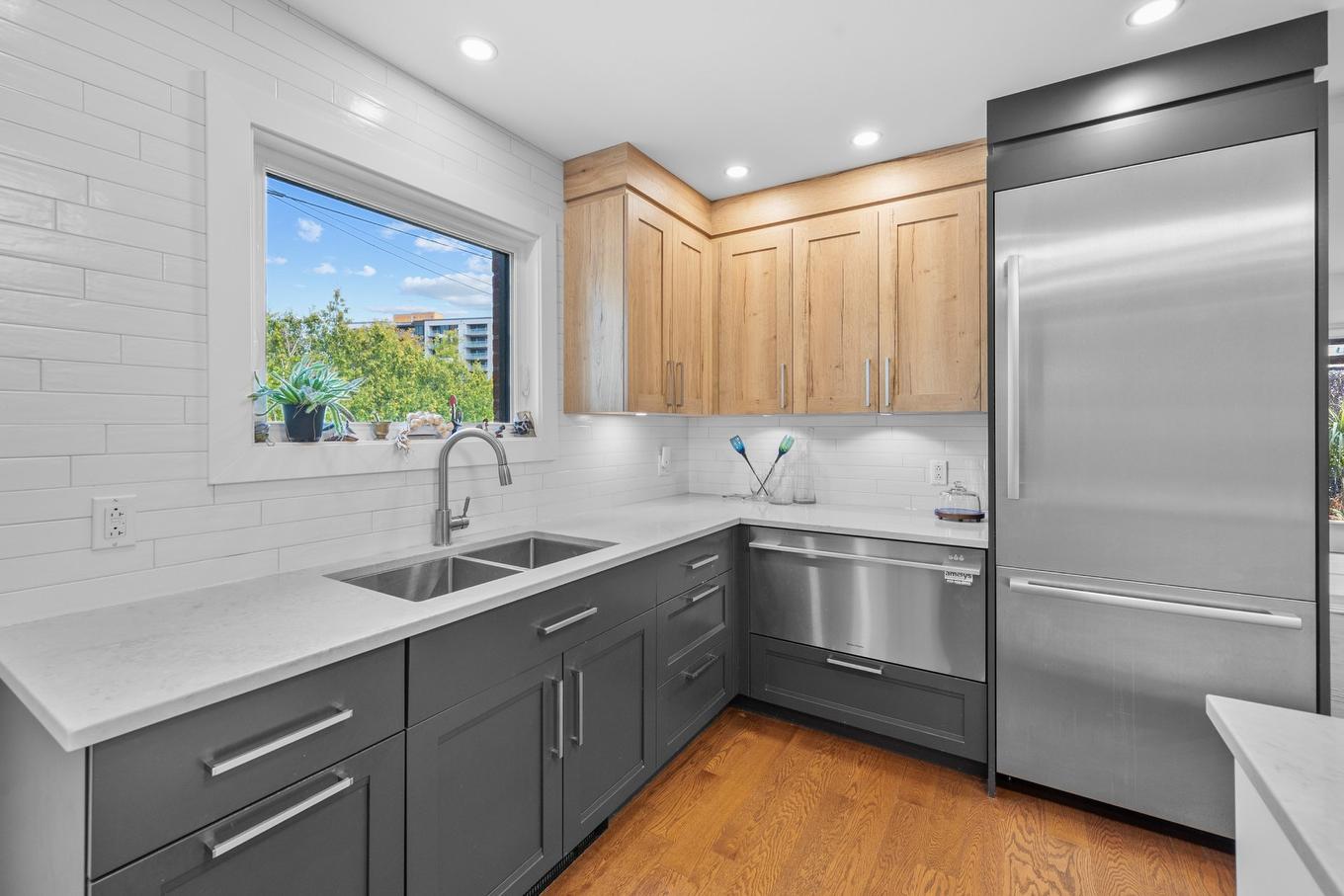 Kitchen - 1516 Av. De L'Église, Longueuil (Le Vieux-Longueuil), QC - Indoor Photo Showing Kitchen With Double Sink
