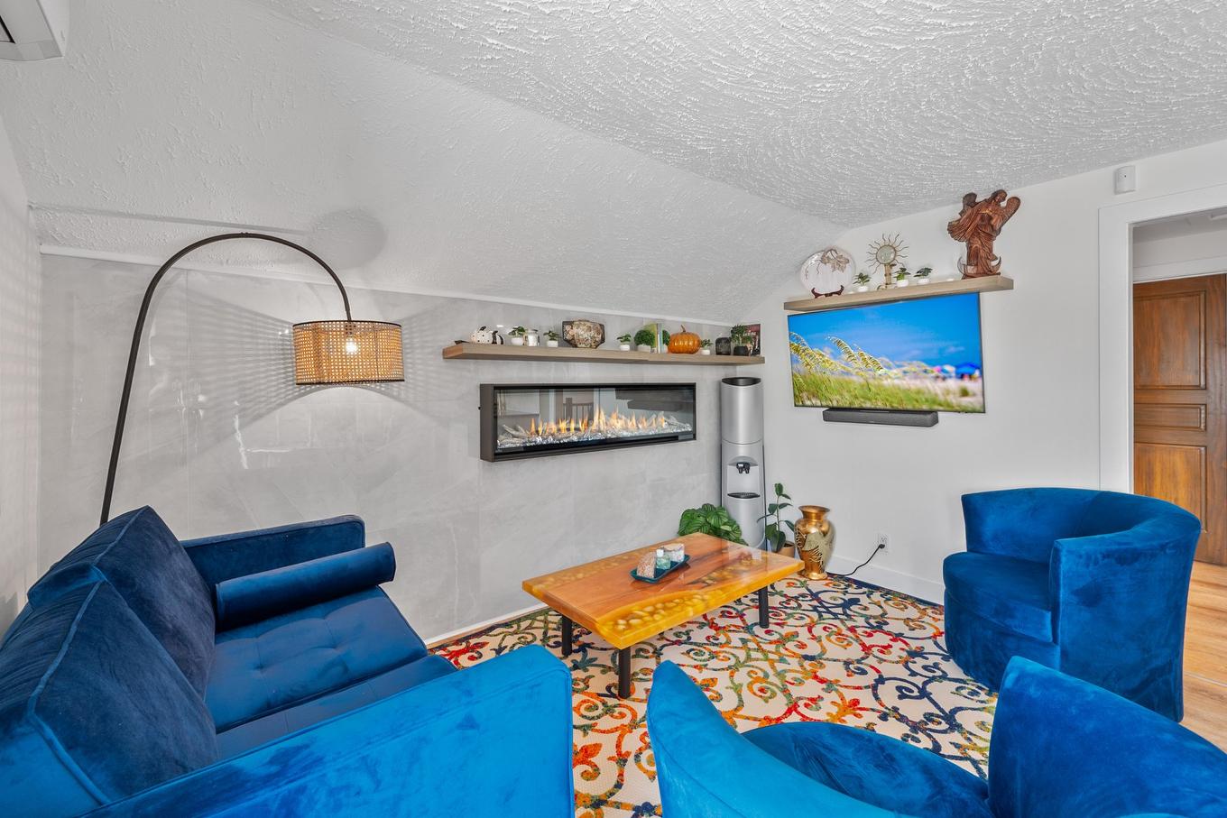 Family room - 1516 Av. De L'Église, Longueuil (Le Vieux-Longueuil), QC - Indoor Photo Showing Living Room With Fireplace