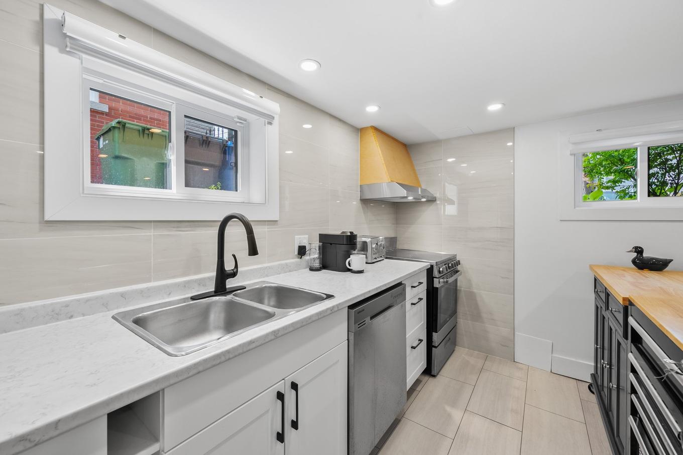 Kitchenette - 1516 Av. De L'Église, Longueuil (Le Vieux-Longueuil), QC - Indoor Photo Showing Kitchen With Double Sink