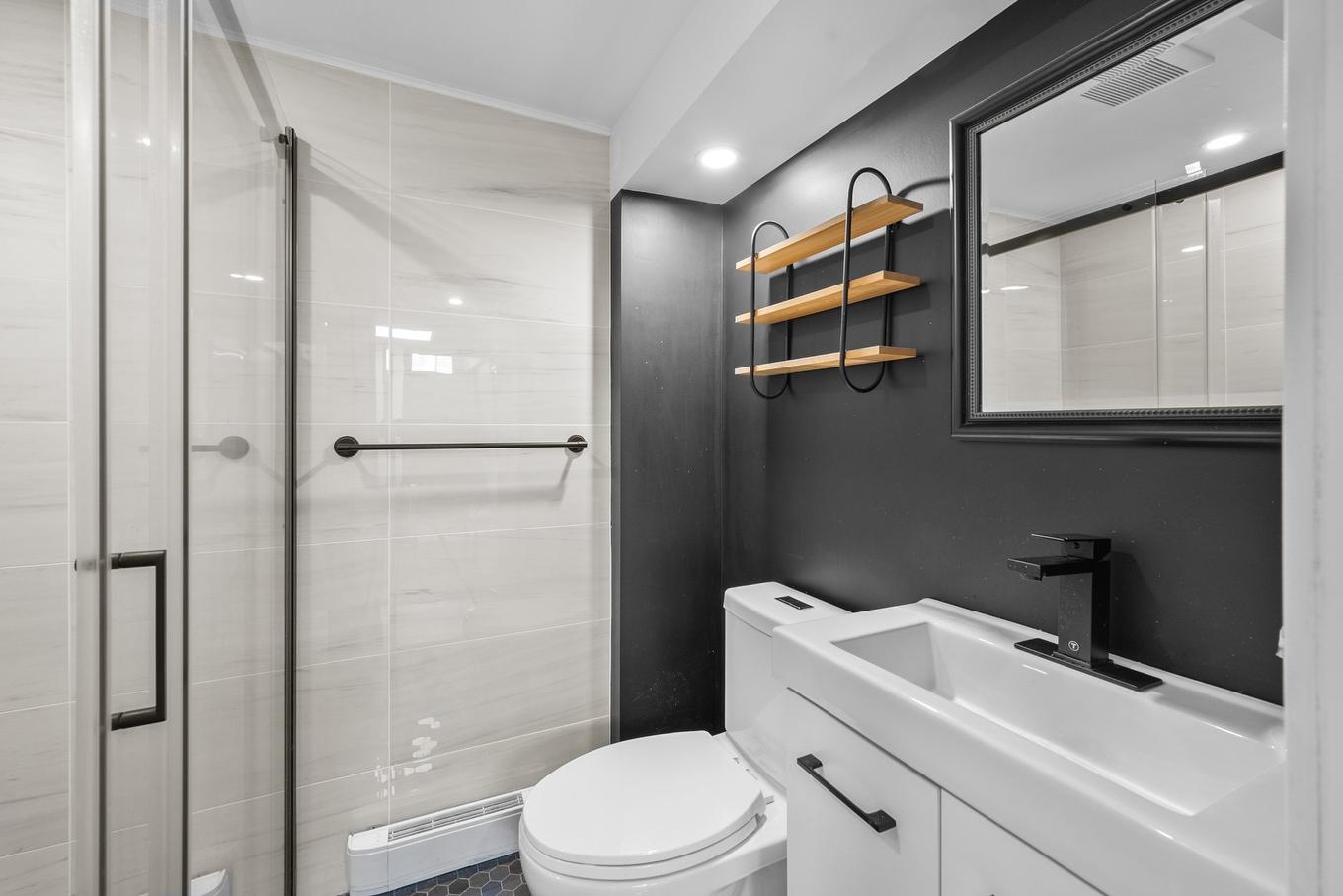 Bathroom - 1516 Av. De L'Église, Longueuil (Le Vieux-Longueuil), QC - Indoor Photo Showing Bathroom