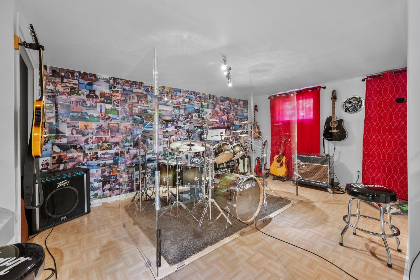 Basement - 95 Ch. Des Quarante, Saint-Mathias-Sur-Richelieu, QC - Indoor With Fireplace