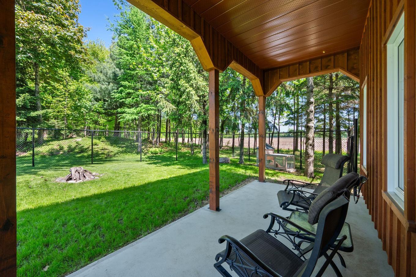 Barn - 95 Ch. Des Quarante, Saint-Mathias-Sur-Richelieu, QC - Outdoor With Deck Patio Veranda With Exterior