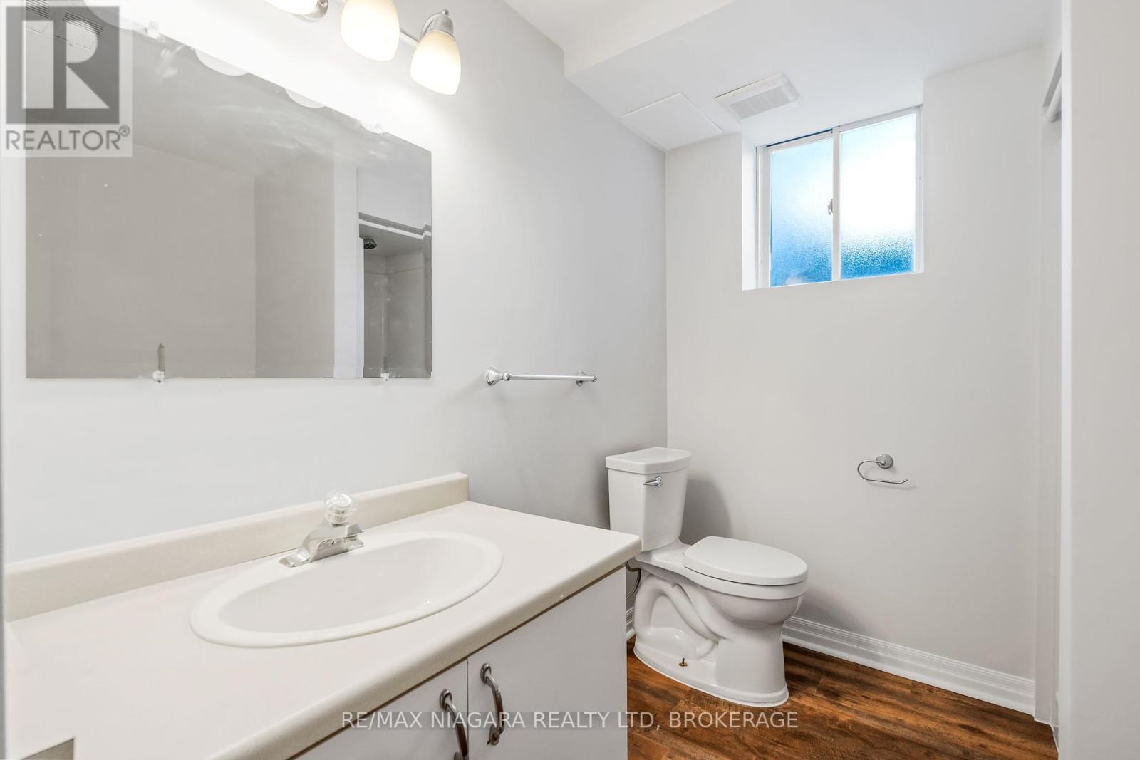 57 Lorne Street, St. Catharines (E. Chester), ON - Indoor Photo Showing Bathroom