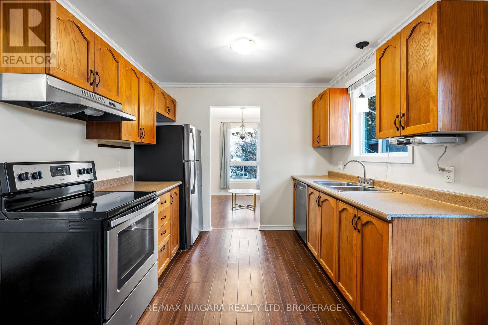 57 Lorne Street, St. Catharines (E. Chester), ON - Indoor Photo Showing Kitchen With Double Sink