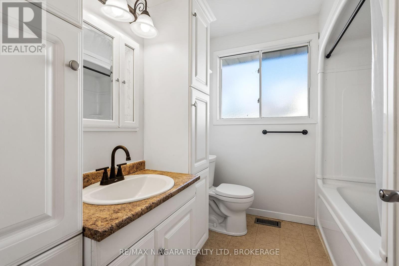 57 Lorne Street, St. Catharines (E. Chester), ON - Indoor Photo Showing Bathroom