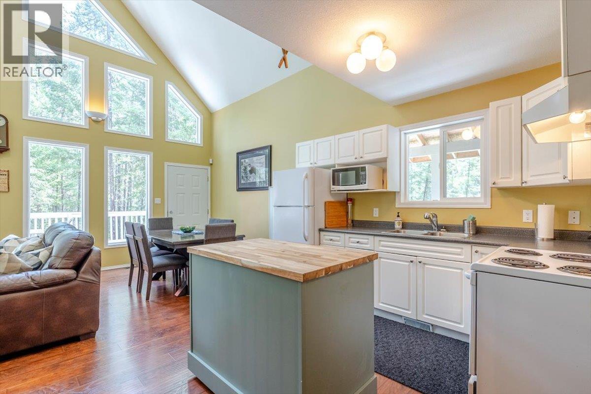 6660 Mclean Road, Jaffray, BC - Indoor Photo Showing Kitchen