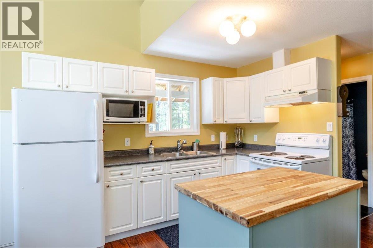 6660 Mclean Road, Jaffray, BC - Indoor Photo Showing Kitchen With Double Sink