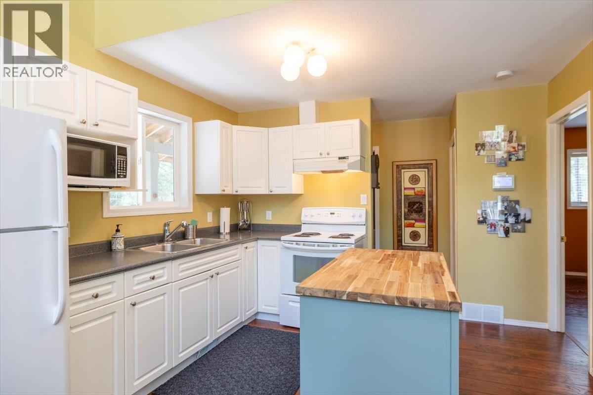 6660 Mclean Road, Jaffray, BC - Indoor Photo Showing Kitchen With Double Sink