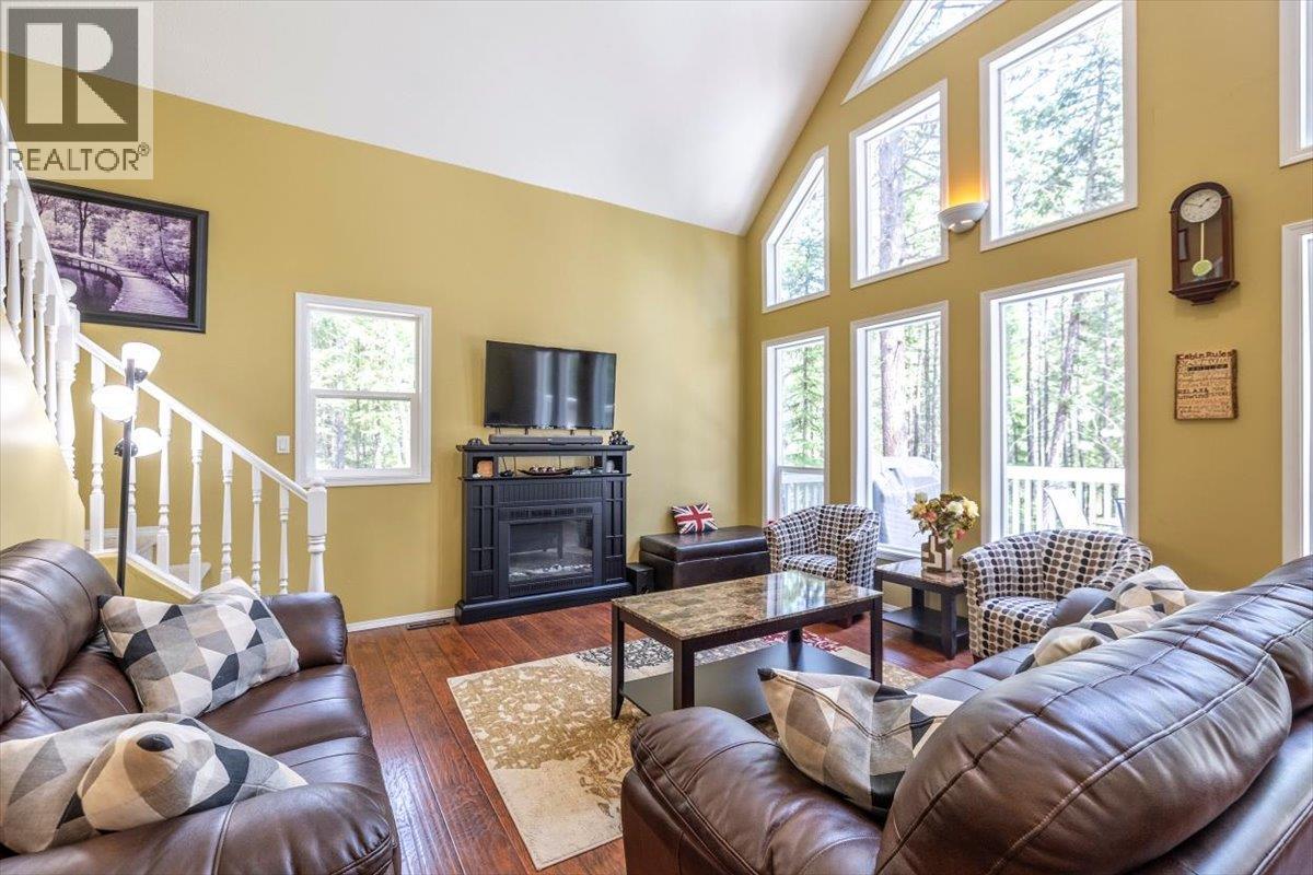 6660 Mclean Road, Jaffray, BC - Indoor Photo Showing Living Room With Fireplace