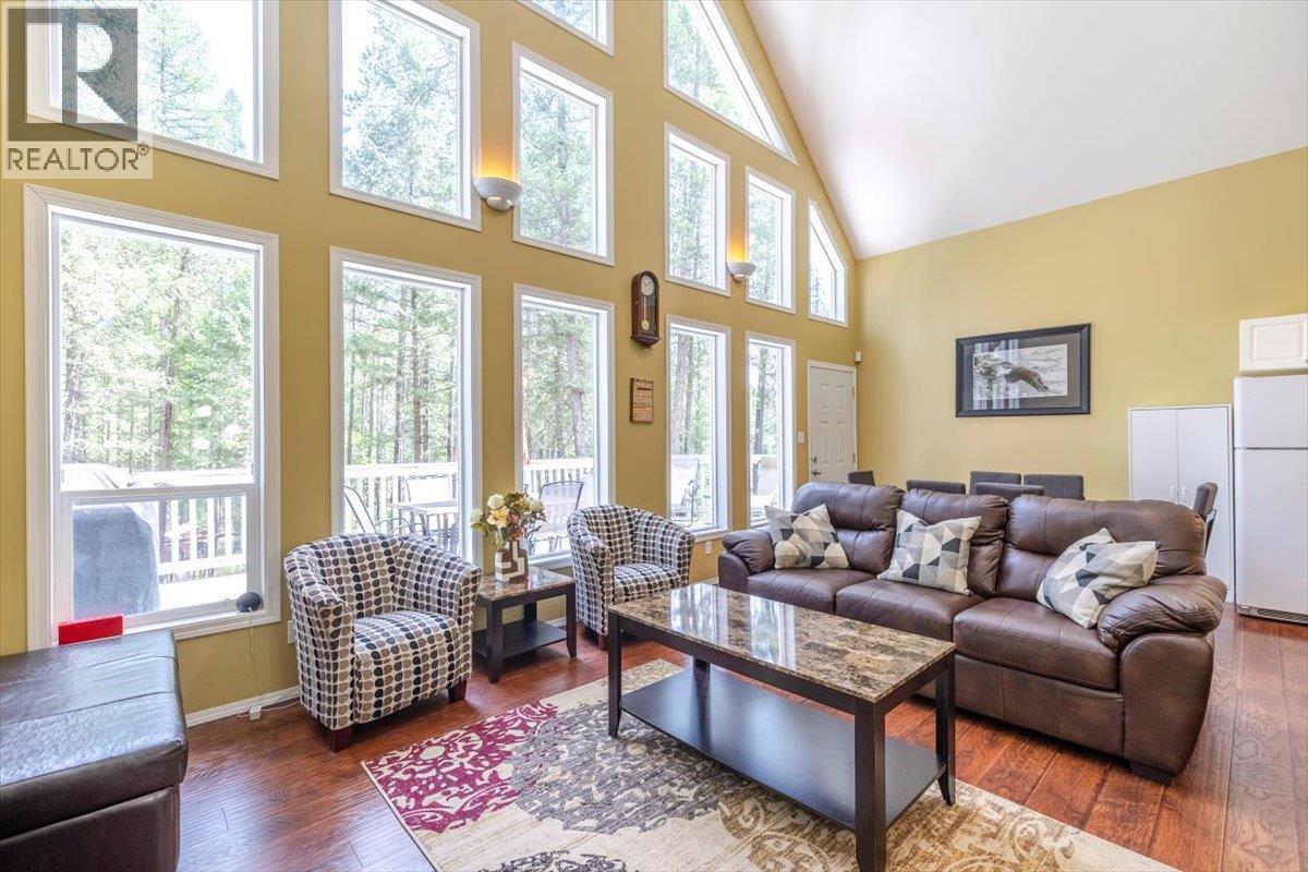 6660 Mclean Road, Jaffray, BC - Indoor Photo Showing Living Room