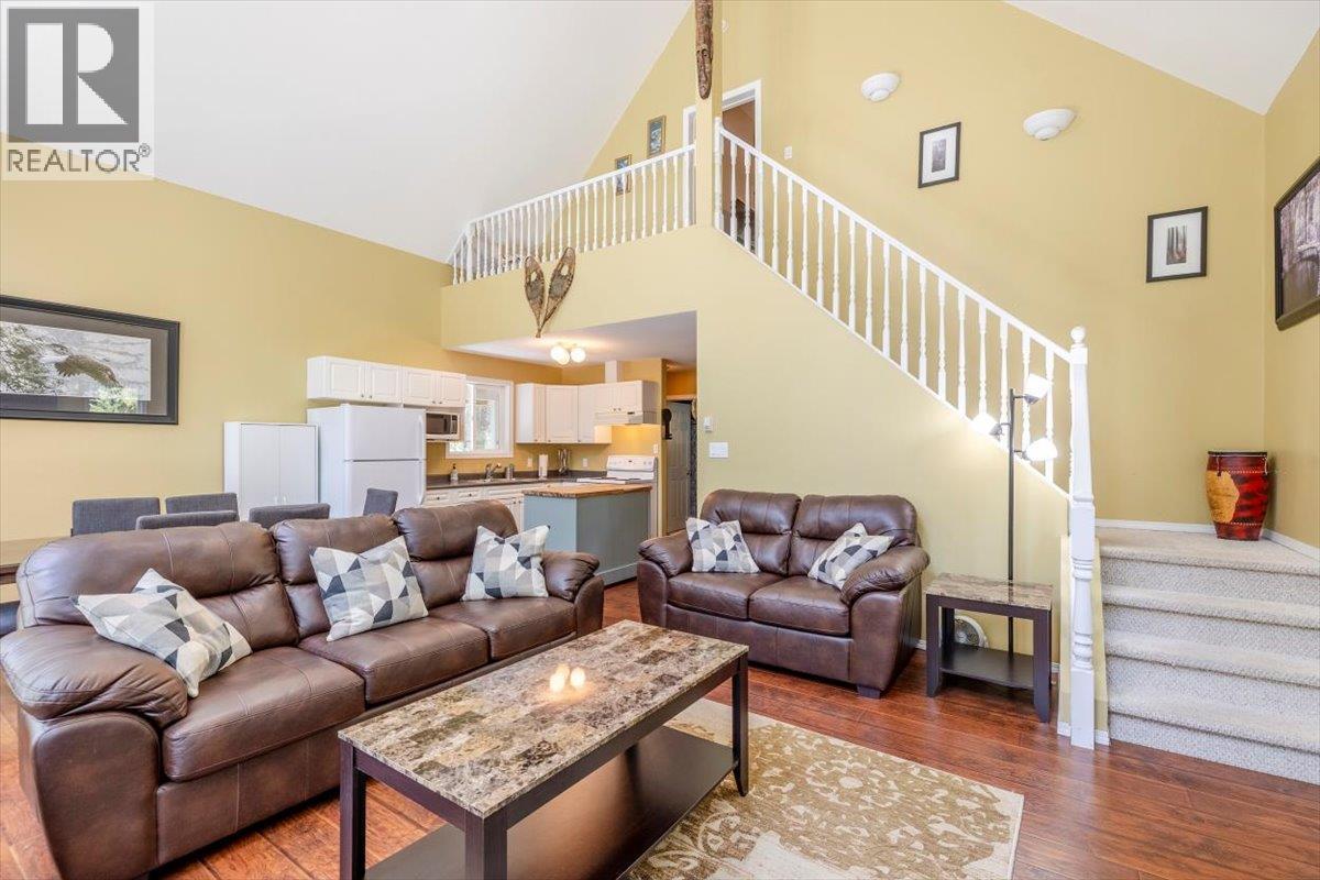 6660 Mclean Road, Jaffray, BC - Indoor Photo Showing Living Room