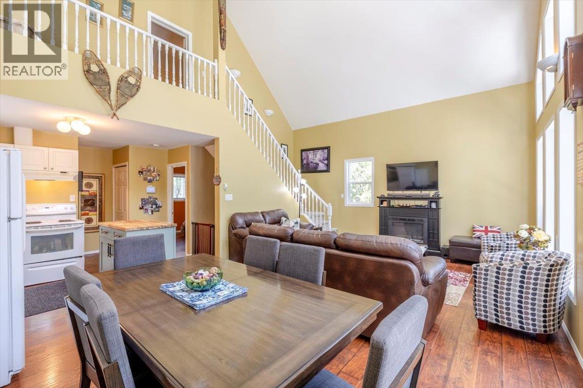 6660 Mclean Road, Jaffray, BC - Indoor Photo Showing Dining Room