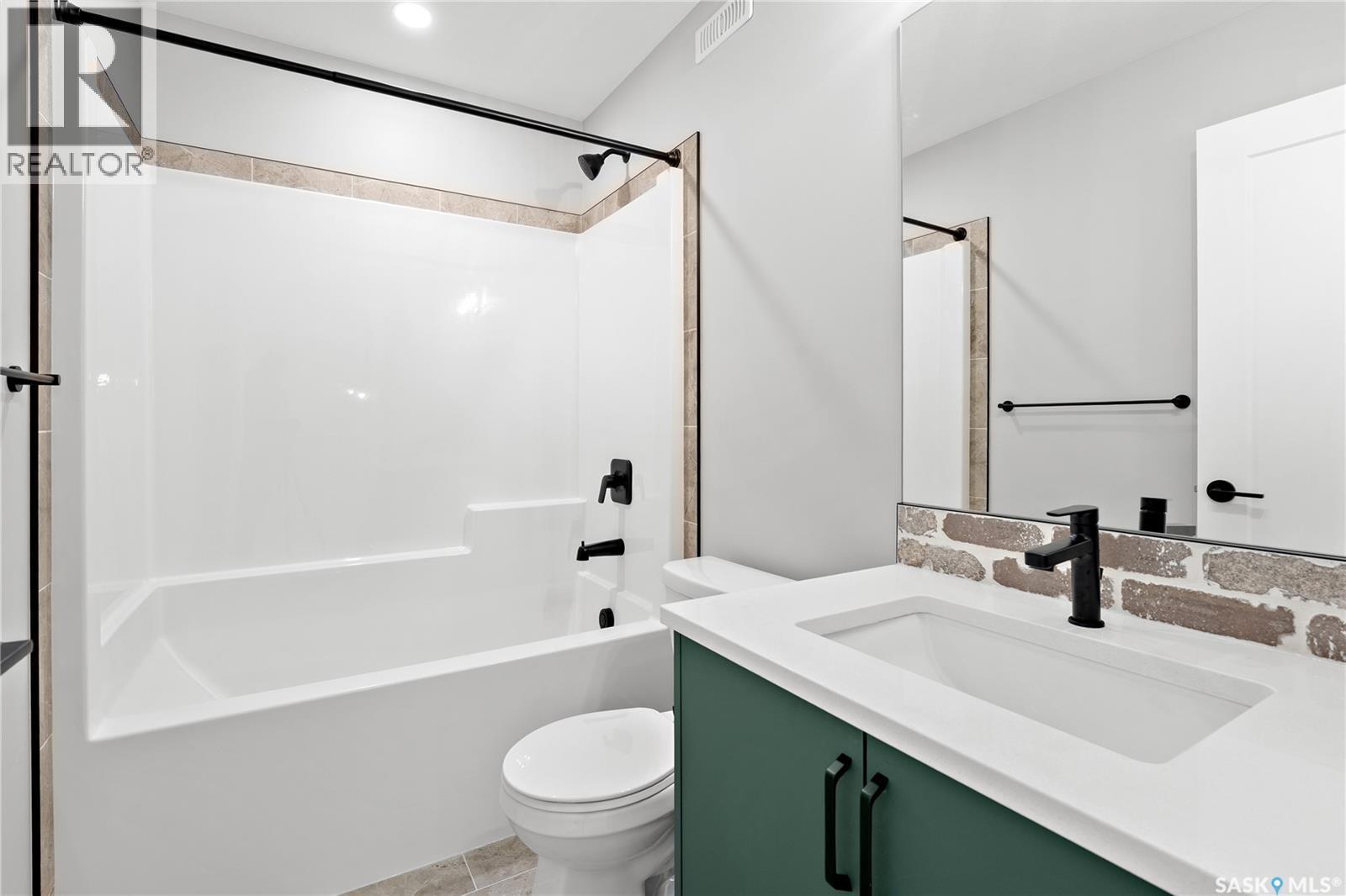 3080 Dumont Way, Regina, SK - Indoor Photo Showing Bathroom