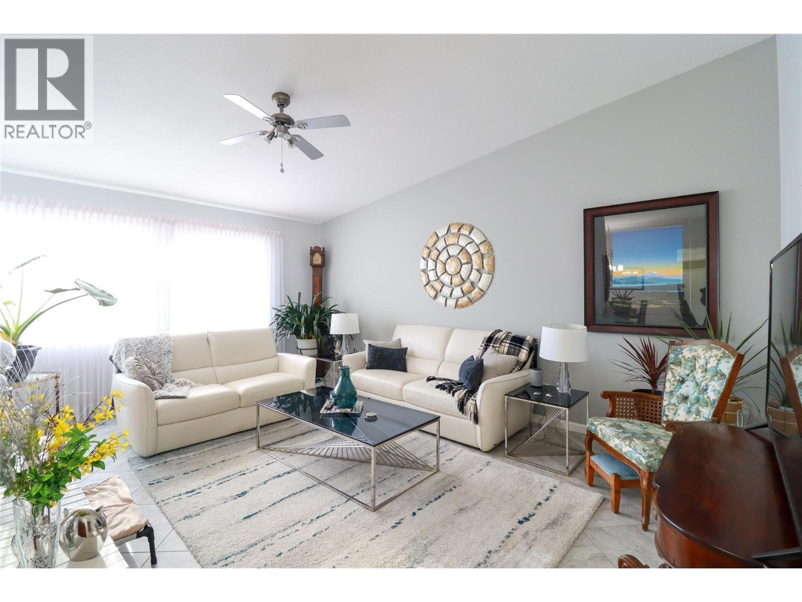 103 Eagle Drive, Kaleden, BC - Indoor Photo Showing Living Room