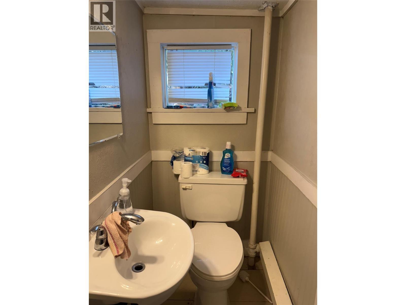 2126 Topping Street, Trail, BC - Indoor Photo Showing Bathroom