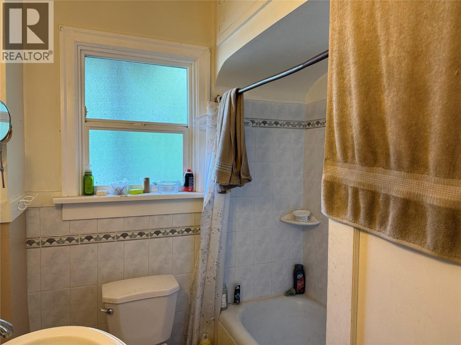 2126 Topping Street, Trail, BC - Indoor Photo Showing Bathroom