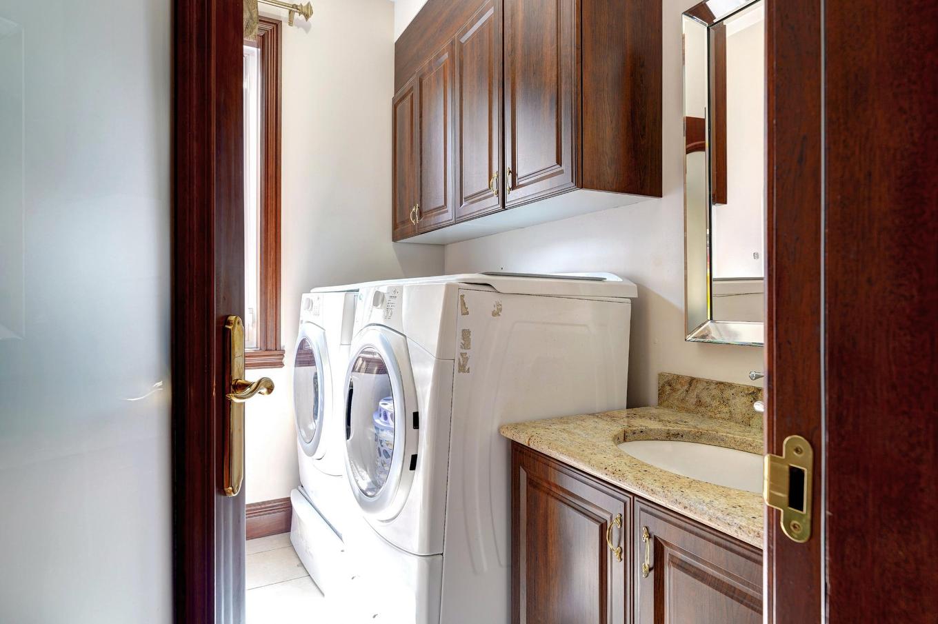Salle de lavage - 6002 Rue Portelance, Laval (Auteuil), QC - Indoor Photo Showing Laundry Room
