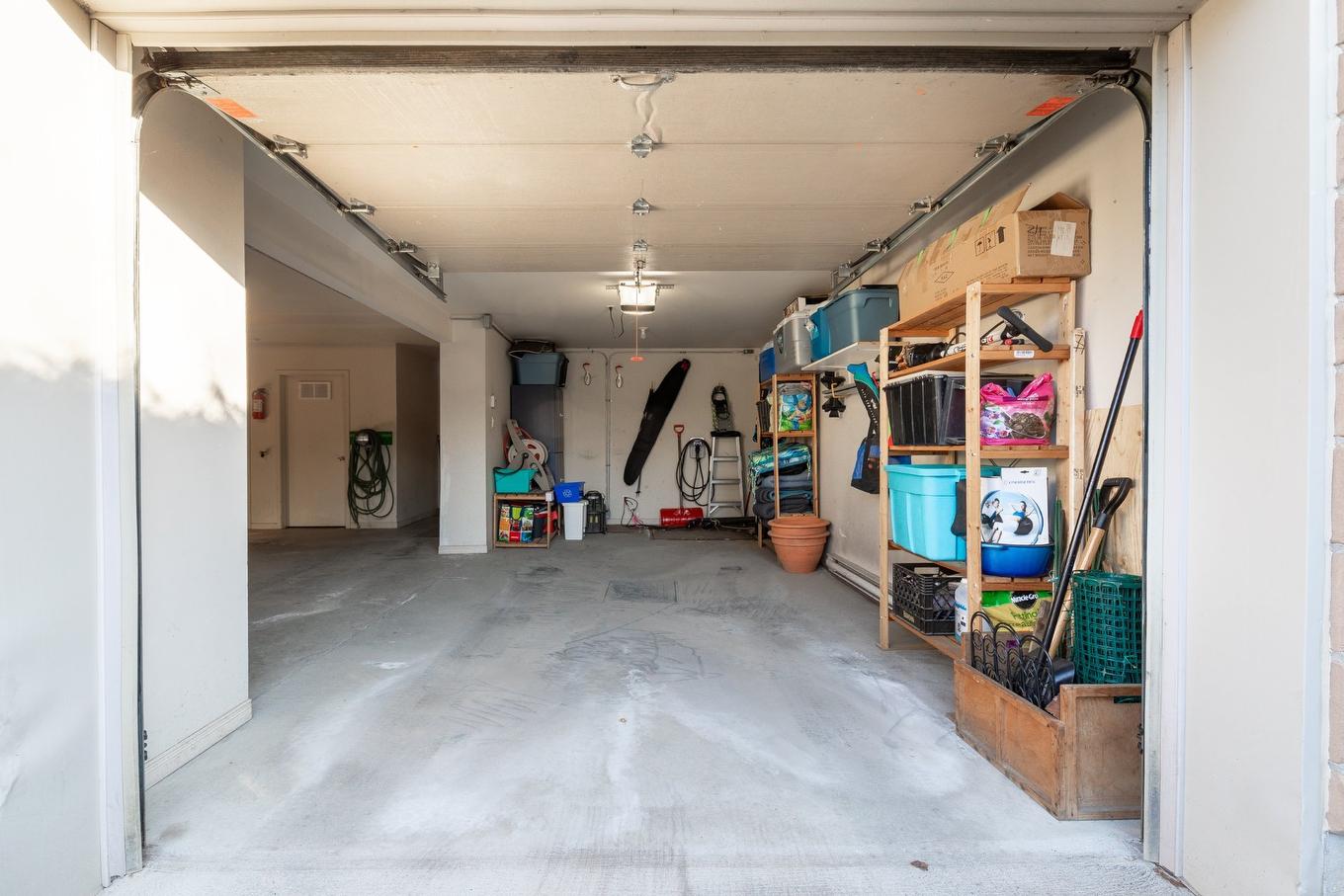 Garage - 9-501 Rue Des Tilleuls, Saint-Bruno-De-Montarville, QC - Indoor Photo Showing Garage