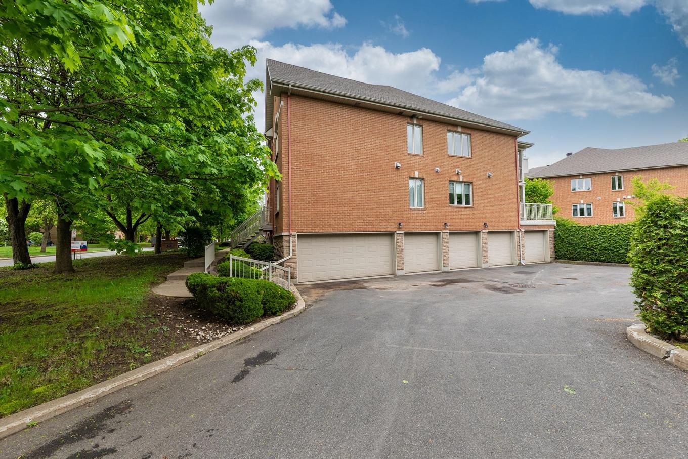 Garage - 9-501 Rue Des Tilleuls, Saint-Bruno-De-Montarville, QC - Outdoor