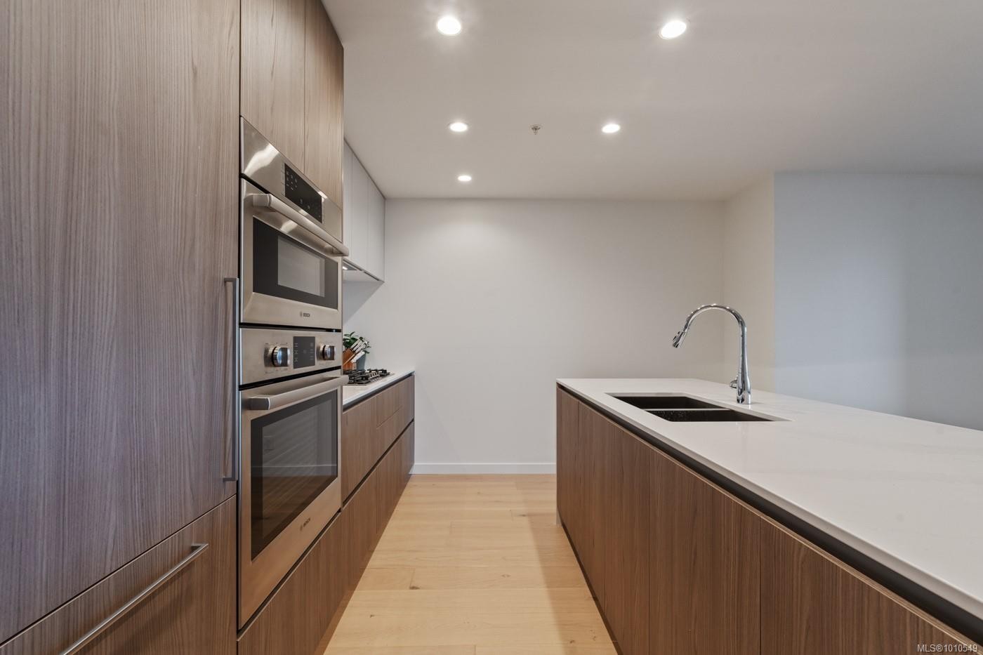1012-2000 Hannington Rd, Langford, BC - Indoor Photo Showing Kitchen With Double Sink