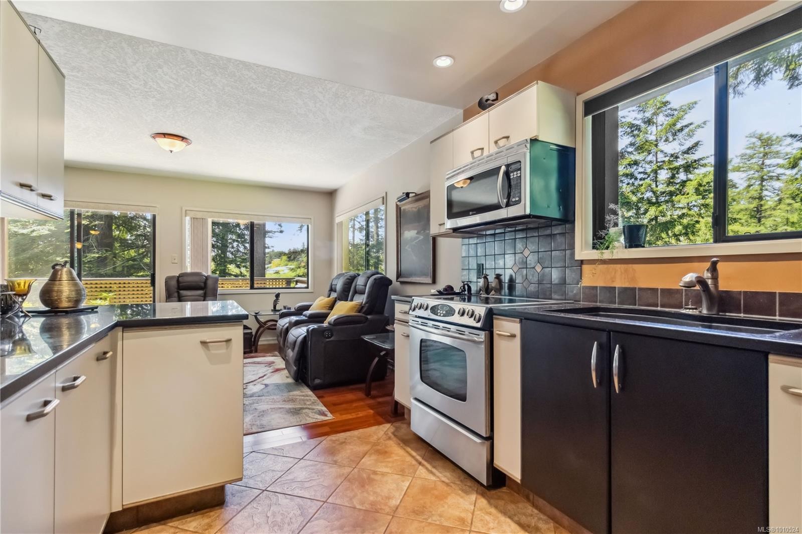 1-981 Fir Tree Glen, Saanich, BC