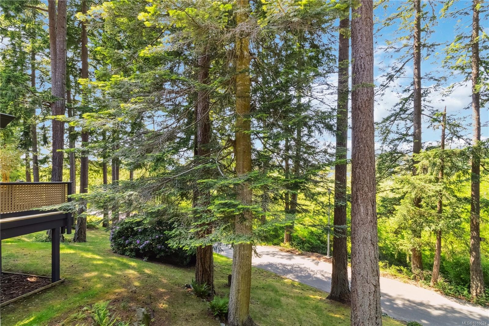 1-981 Fir Tree Glen, Saanich, BC