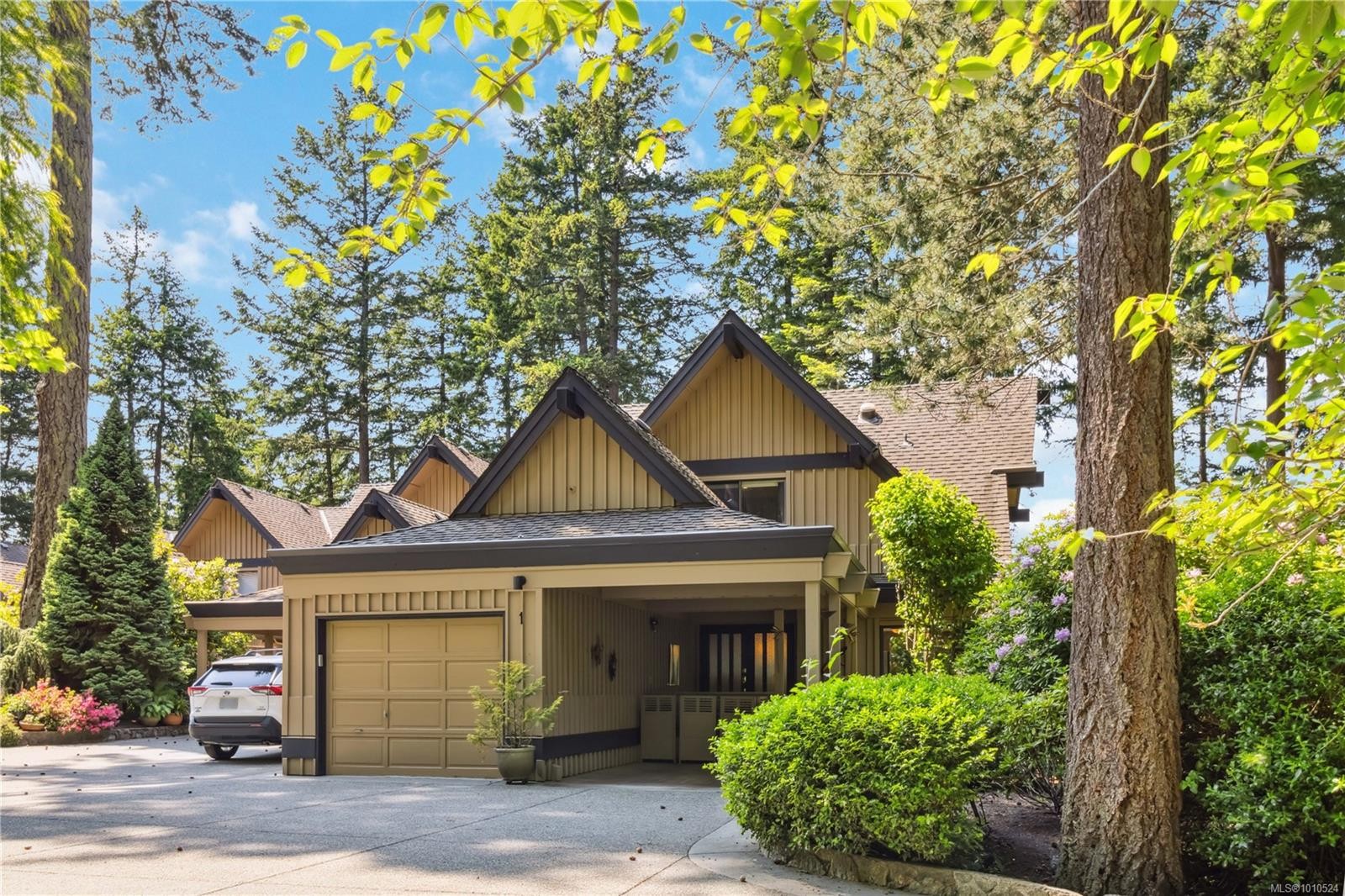 1-981 Fir Tree Glen, Saanich, BC