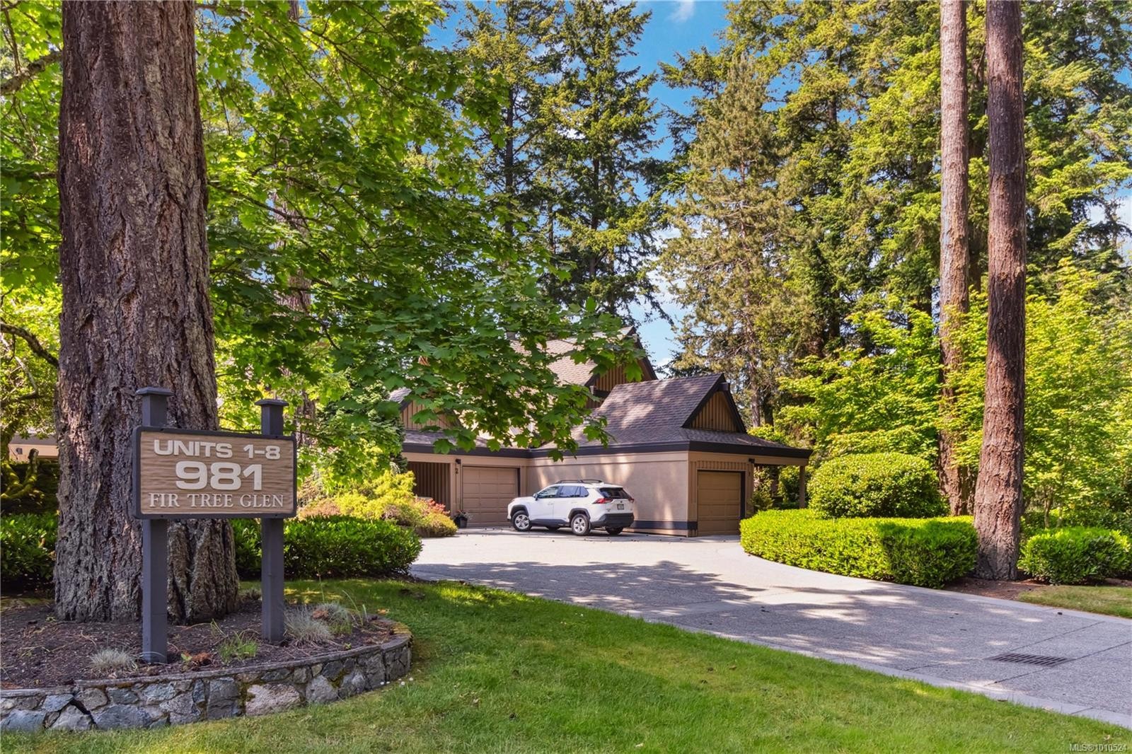 1-981 Fir Tree Glen, Saanich, BC