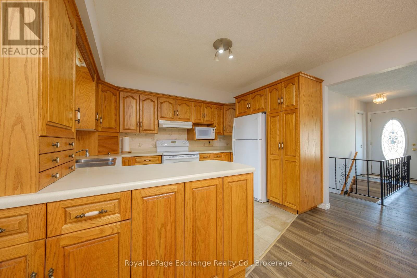 426 Elgin Street, Huron-Kinloss (Lucknow), ON - Indoor Photo Showing Kitchen