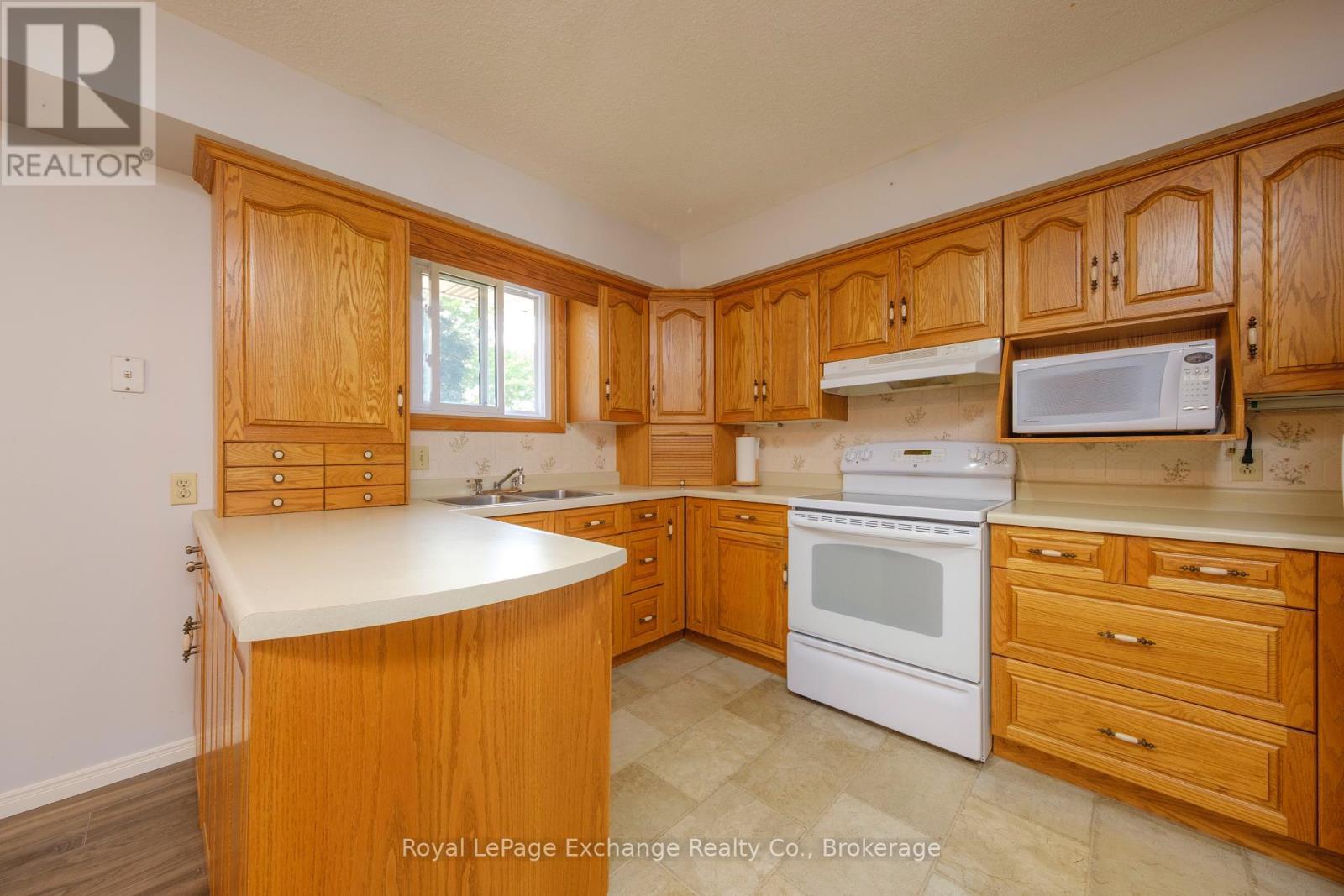 426 Elgin Street, Huron-Kinloss (Lucknow), ON - Indoor Photo Showing Kitchen With Double Sink