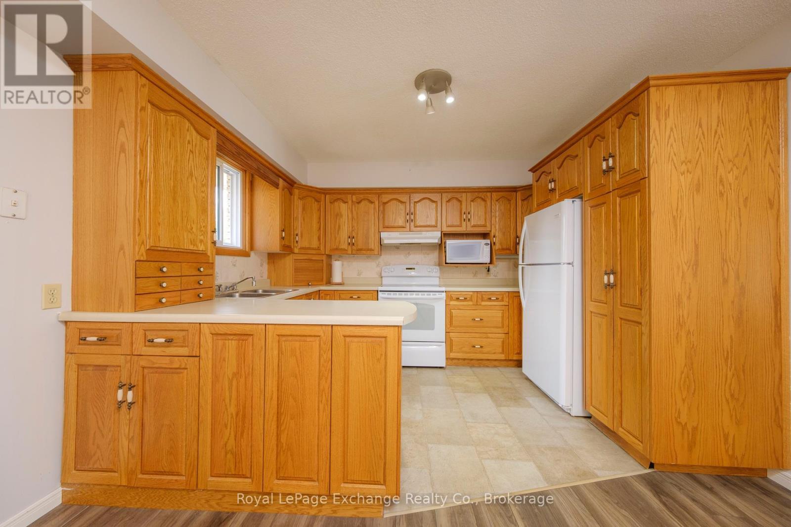 426 Elgin Street, Huron-Kinloss (Lucknow), ON - Indoor Photo Showing Kitchen