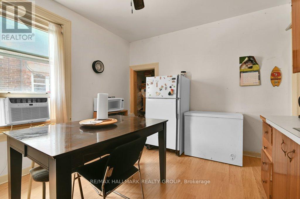 255 Fifth Avenue, Ottawa, ON - Indoor Photo Showing Kitchen