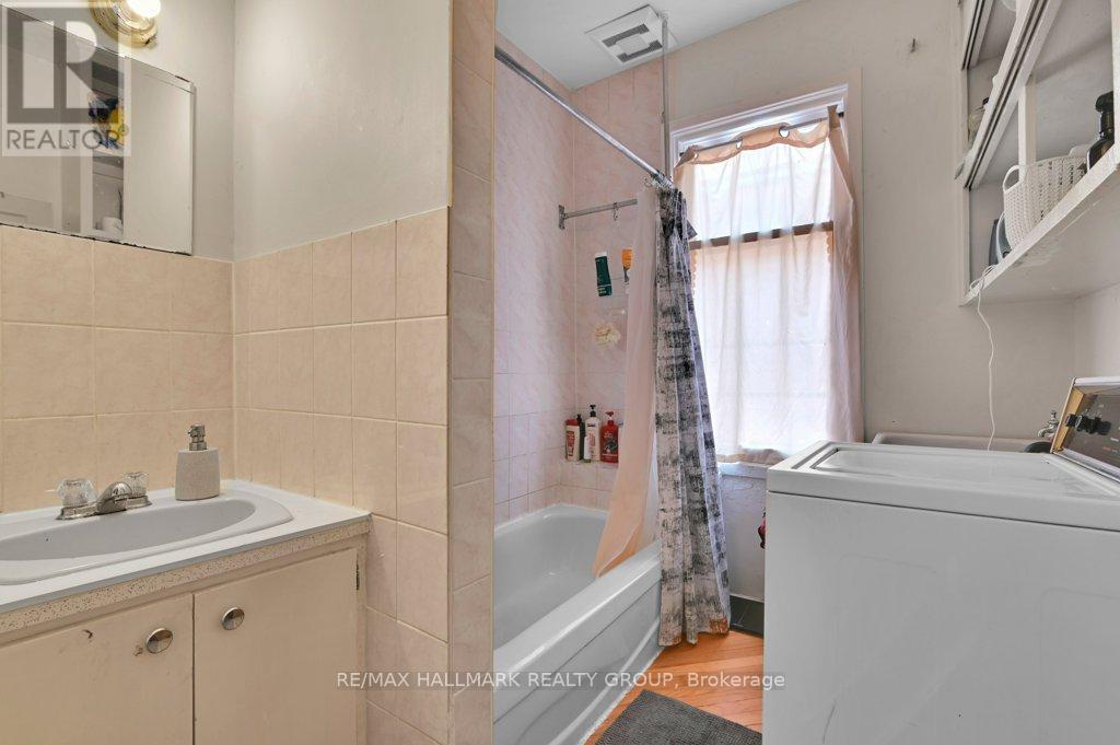 255 Fifth Avenue, Ottawa, ON - Indoor Photo Showing Bathroom