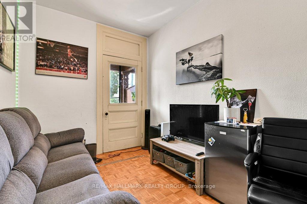 255 Fifth Avenue, Ottawa, ON - Indoor