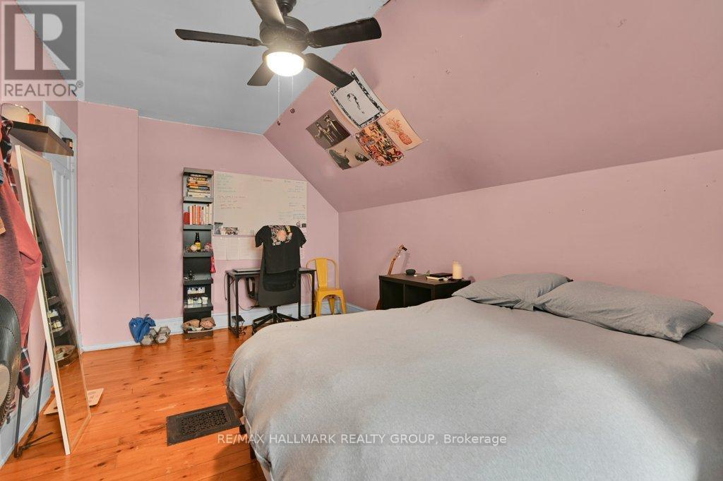 255 Fifth Avenue, Ottawa, ON - Indoor Photo Showing Bedroom