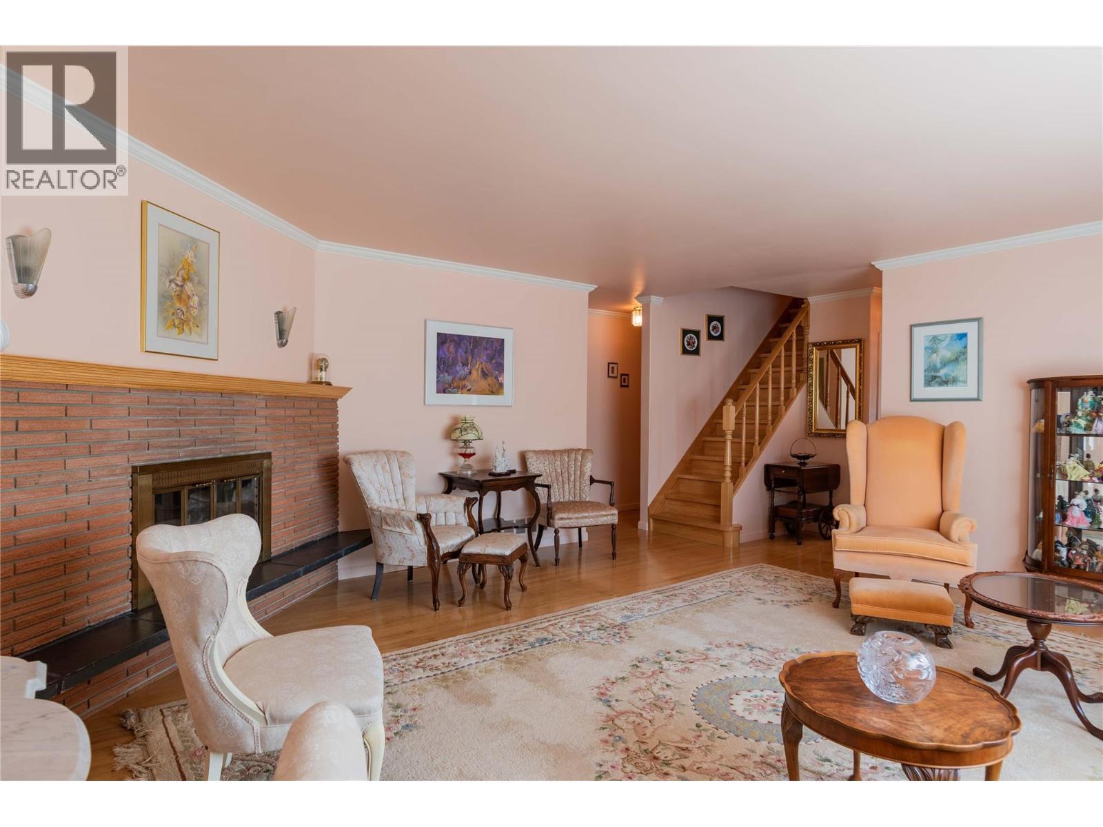 945 Thackeray Street, Warfield, BC - Indoor Photo Showing Living Room With Fireplace