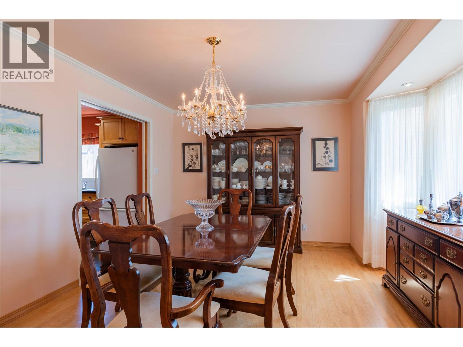 945 Thackeray Street, Warfield, BC - Indoor Photo Showing Dining Room
