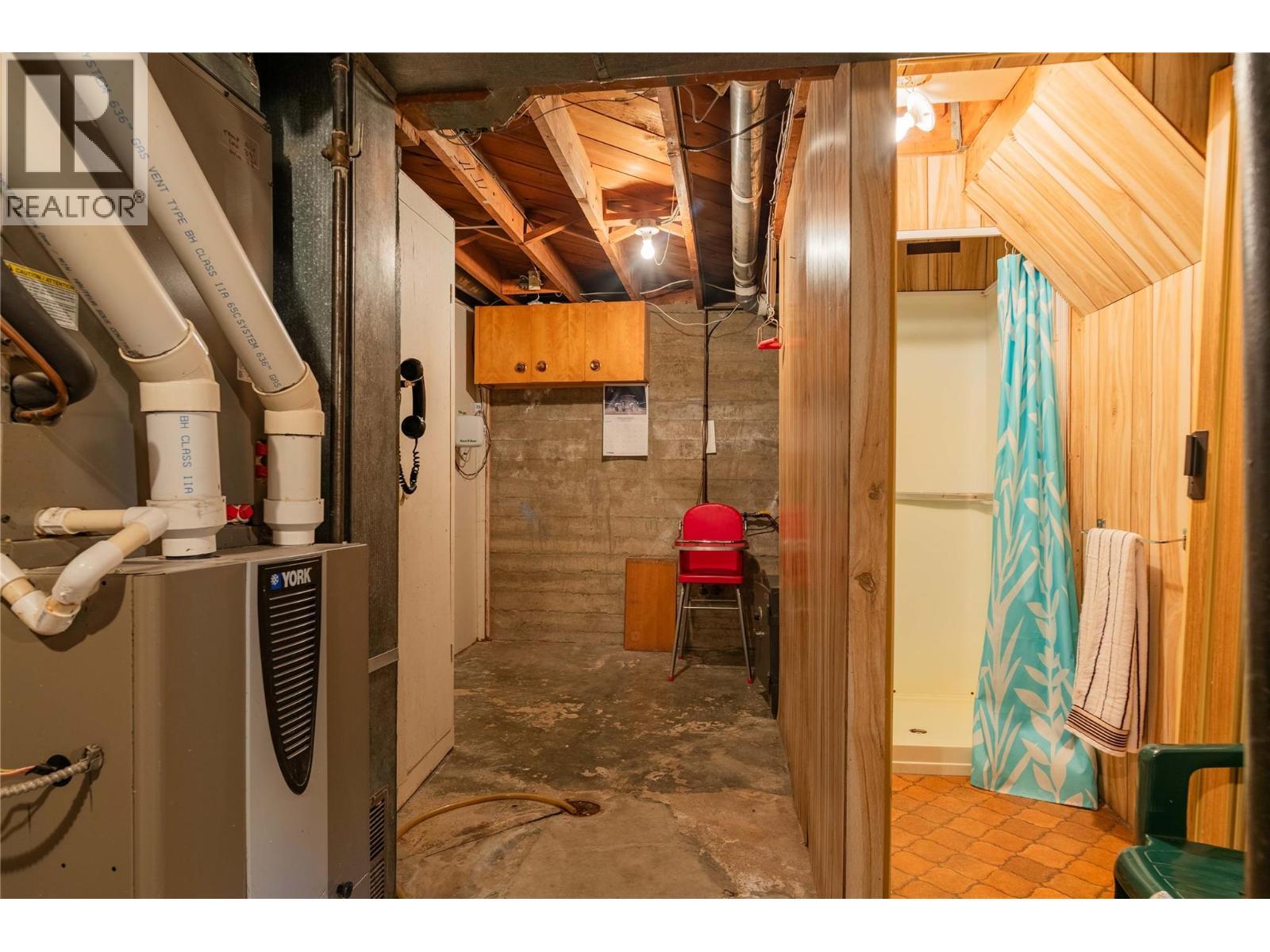 945 Thackeray Street, Warfield, BC - Indoor Photo Showing Basement