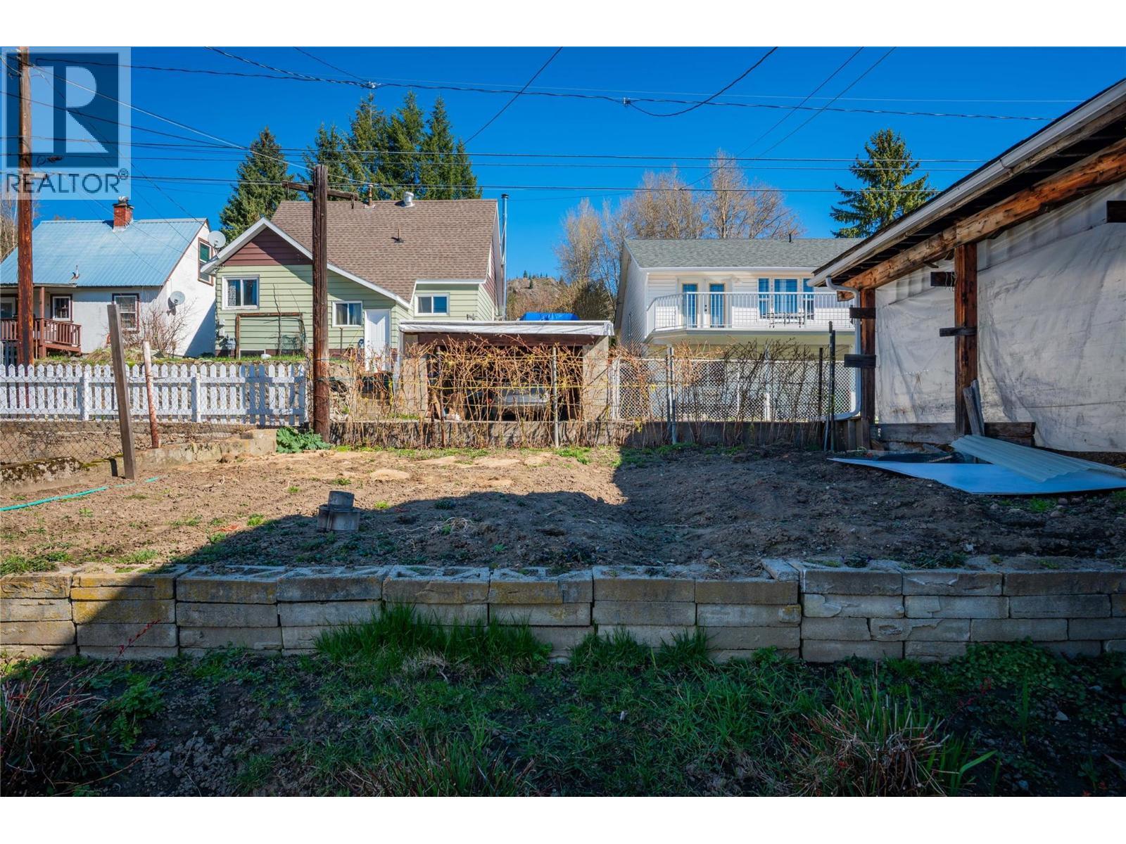 945 Thackeray Street, Warfield, BC - Outdoor