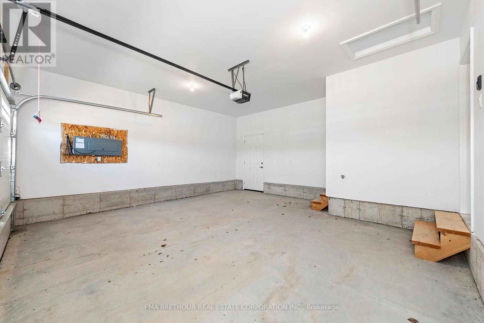 269 Lake Breeze Drive, Ashfield-Colborne-Wawanosh, ON - Indoor Photo Showing Garage