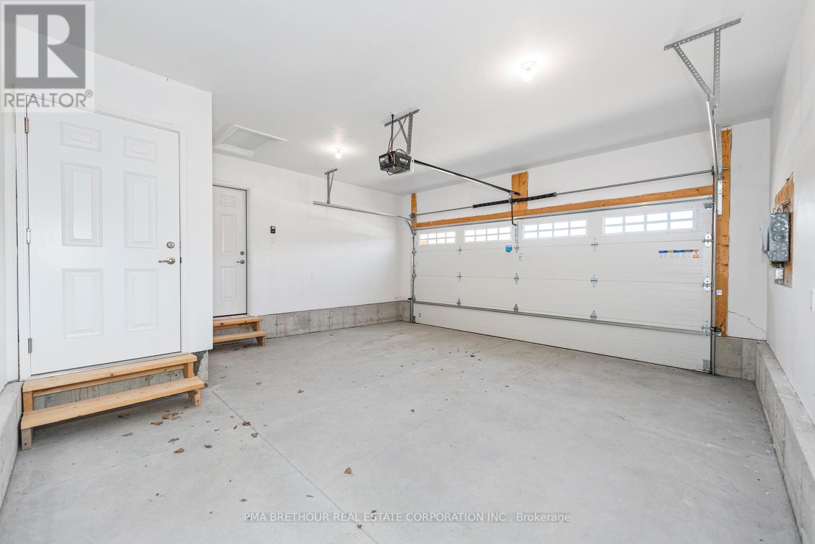 269 Lake Breeze Drive, Ashfield-Colborne-Wawanosh, ON - Indoor Photo Showing Garage