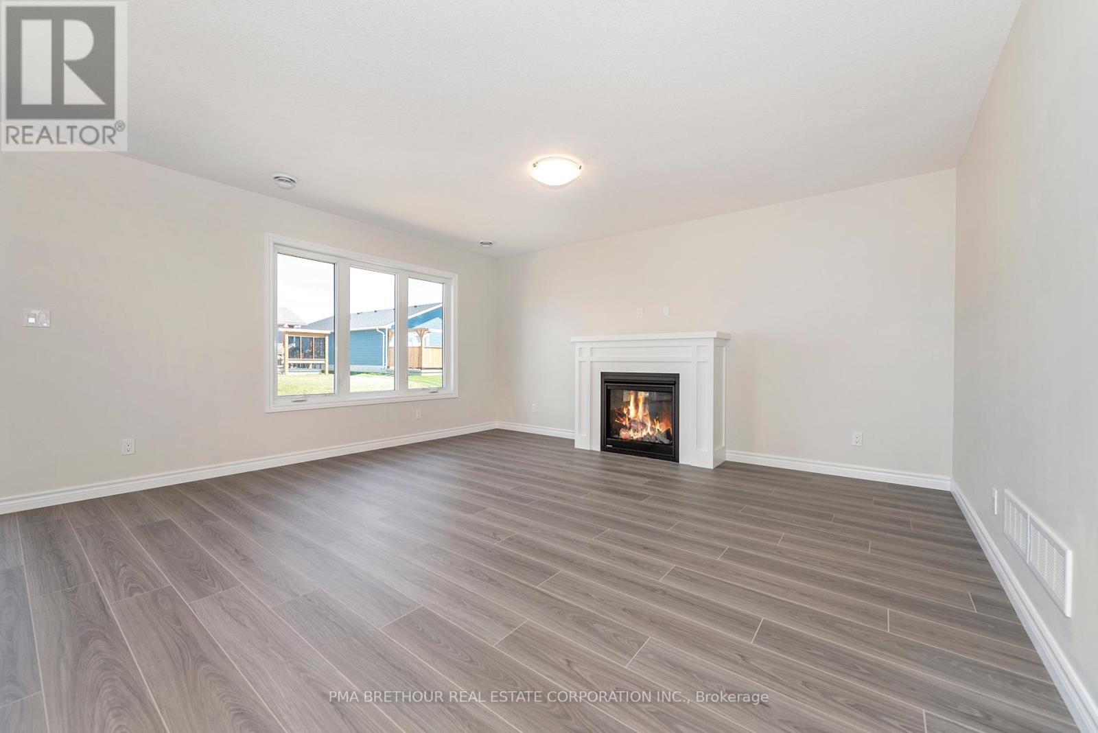 8 Sweet Water Drive, Ashfield-Colborne-Wawanosh, ON - Indoor With Fireplace