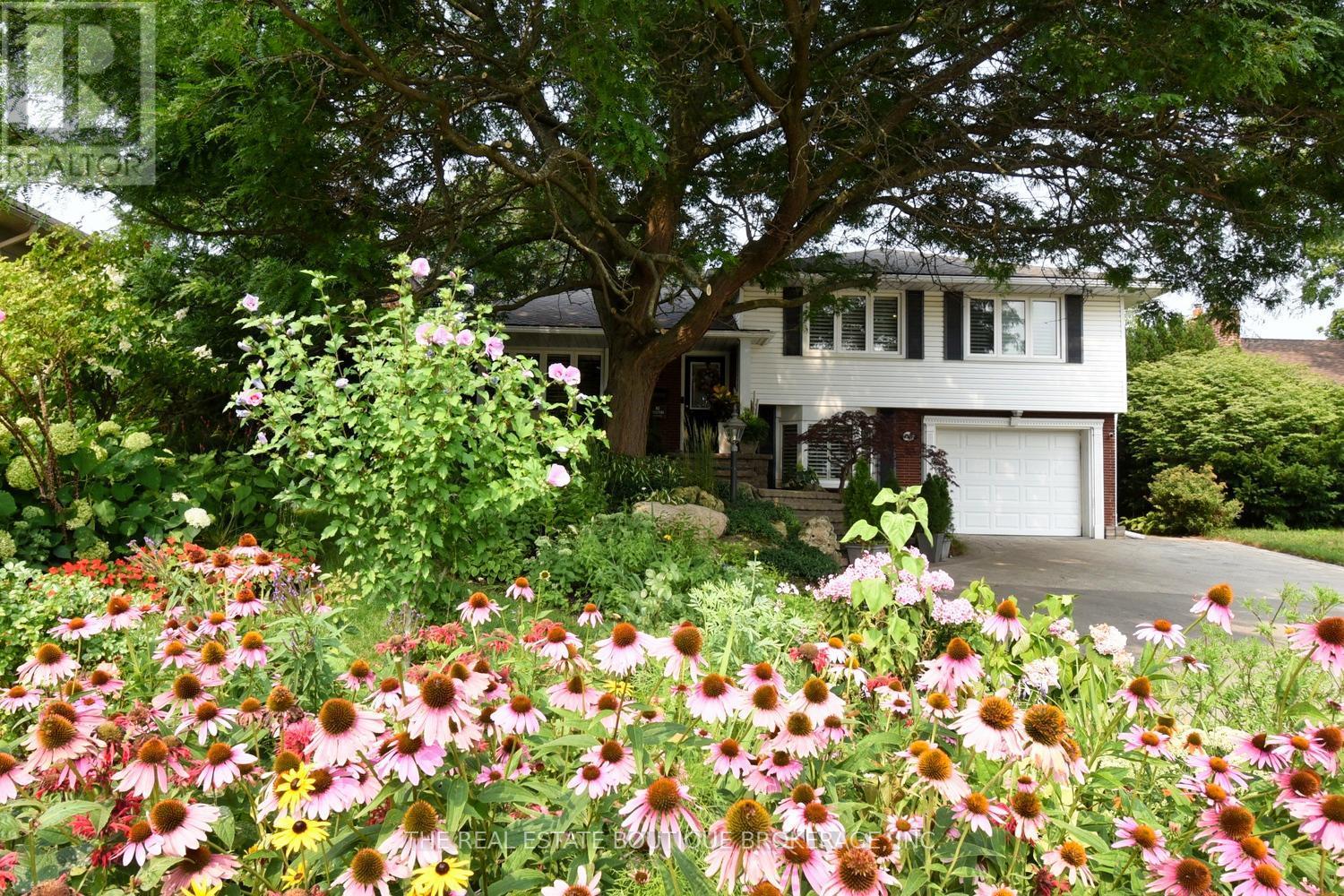 Front yard featuring Beautiful Gardens - 4131 Lorraine Crescent, Burlington, ON - Outdoor